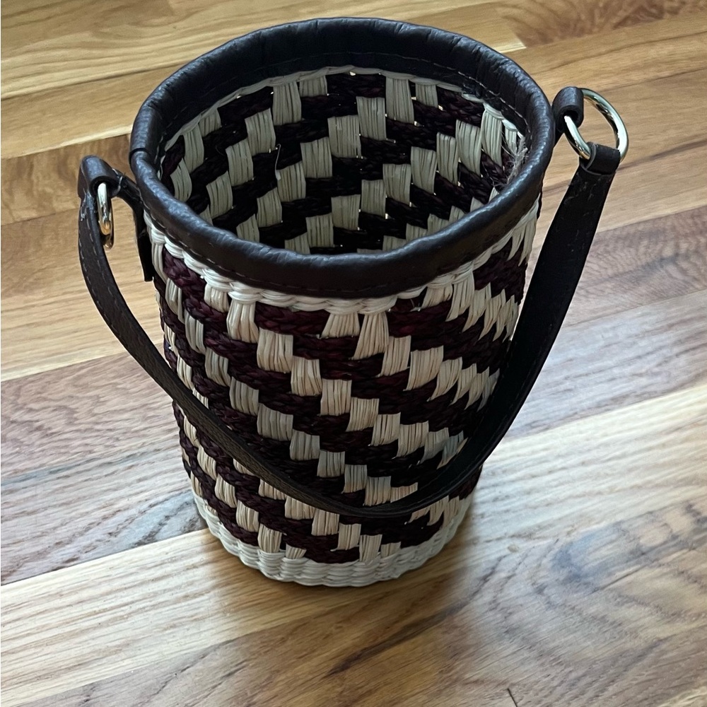 Adorable Woven Bucket Purse - Picture 2 of 3